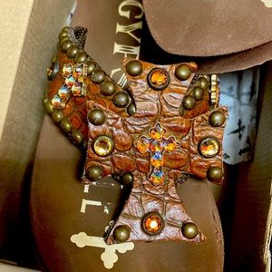 Gypsy soule brown cross flip flops size 8